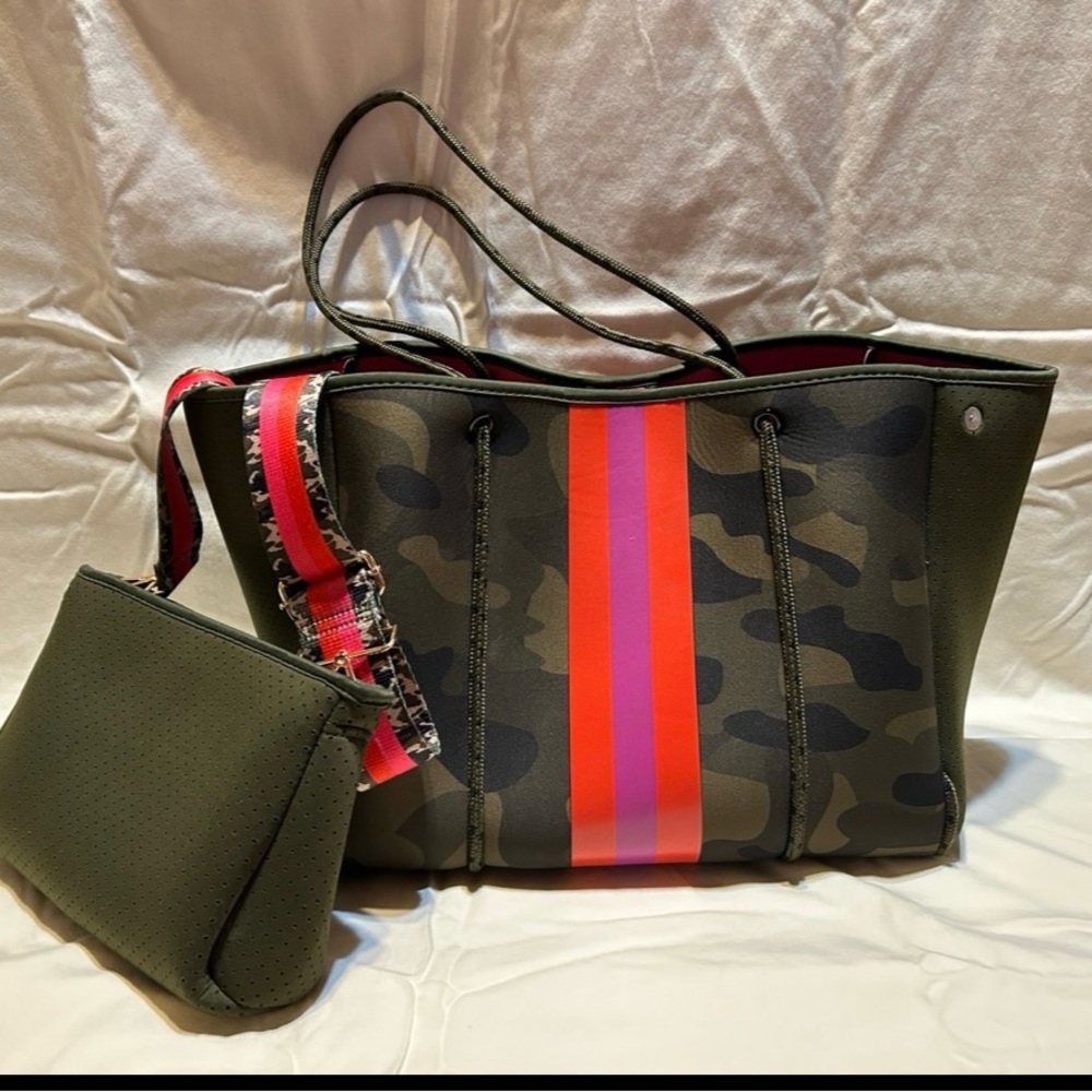 Social threads camo tote plus matching crossbody purse